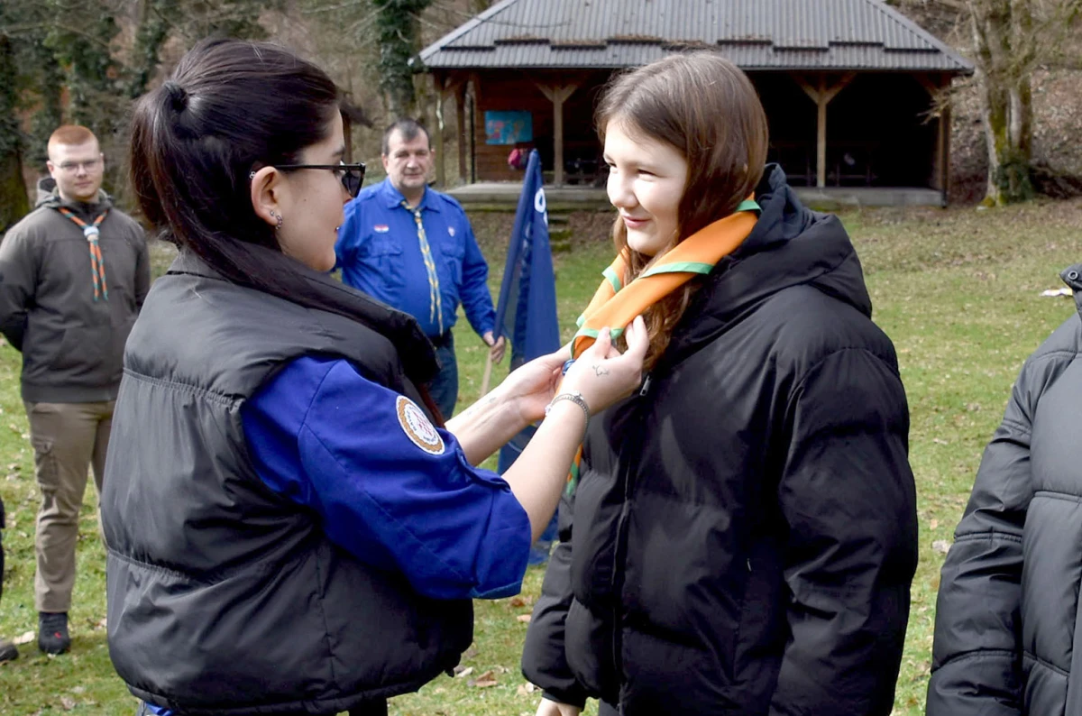 NOVI ČLANOVI U IZVIĐAČKOJ OBITELJI: Na ’Šumarijskoj livadi’ podijeljene marame požeškim ’Sovicama’ i ’Gremlinima’