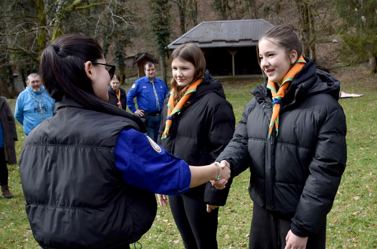 NOVI ČLANOVI U IZVIĐAČKOJ OBITELJI: Na ’Šumarijskoj livadi’ podijeljene marame požeškim ’Sovicama’ i ’Gremlinima’
