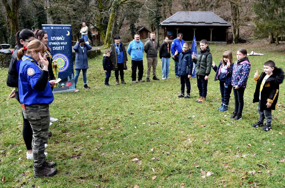 NOVI ČLANOVI U IZVIĐAČKOJ OBITELJI: Na ’Šumarijskoj livadi’ podijeljene marame požeškim ’Sovicama’ i ’Gremlinima’