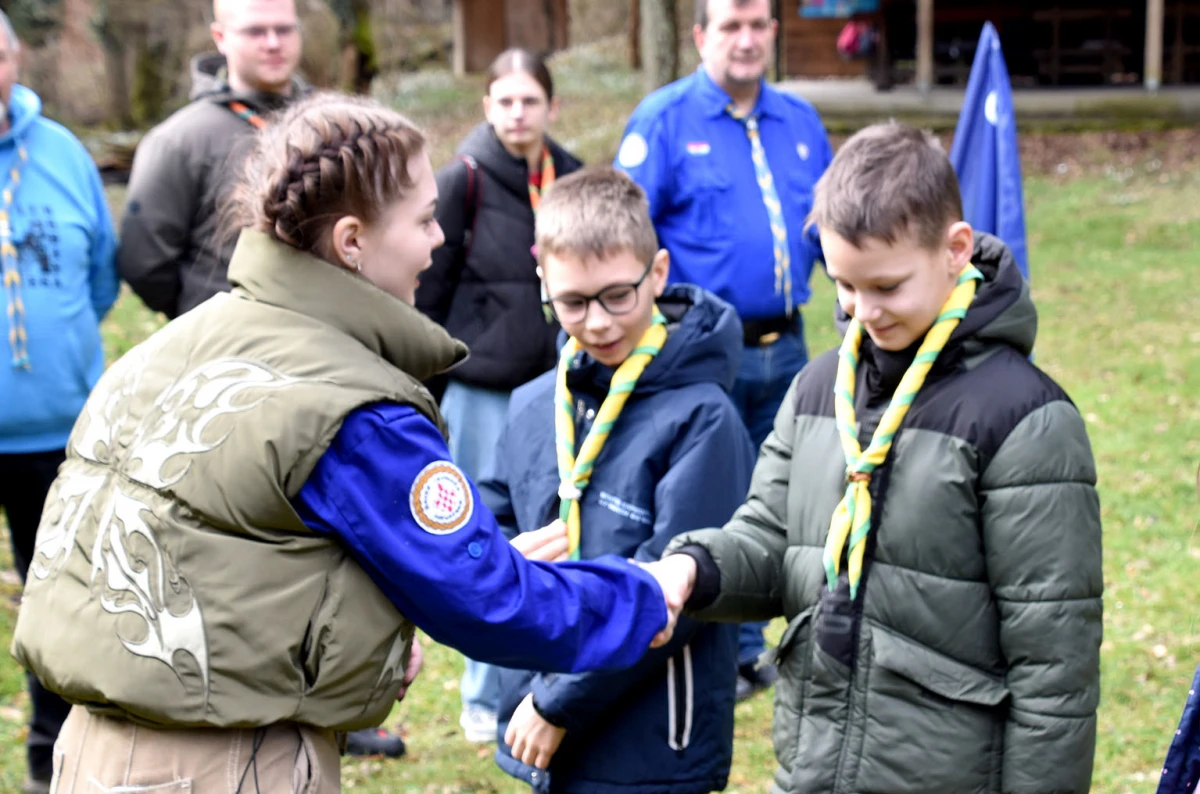 NOVI ČLANOVI U IZVIĐAČKOJ OBITELJI: Na ’Šumarijskoj livadi’ podijeljene marame požeškim ’Sovicama’ i ’Gremlinima’