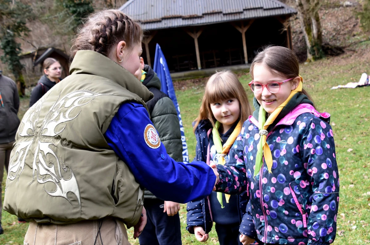 NOVI ČLANOVI U IZVIĐAČKOJ OBITELJI: Na ’Šumarijskoj livadi’ podijeljene marame požeškim ’Sovicama’ i ’Gremlinima’