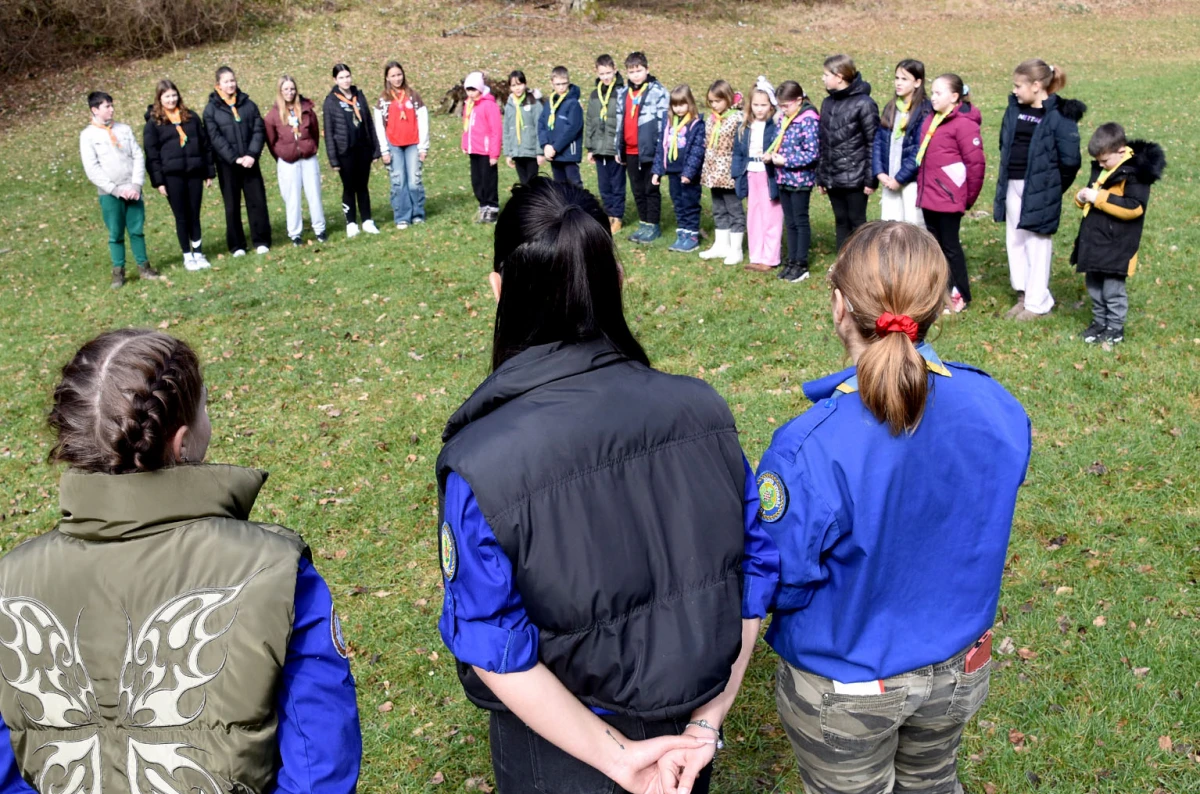 NOVI ČLANOVI U IZVIĐAČKOJ OBITELJI: Na ’Šumarijskoj livadi’ podijeljene marame požeškim ’Sovicama’ i ’Gremlinima’