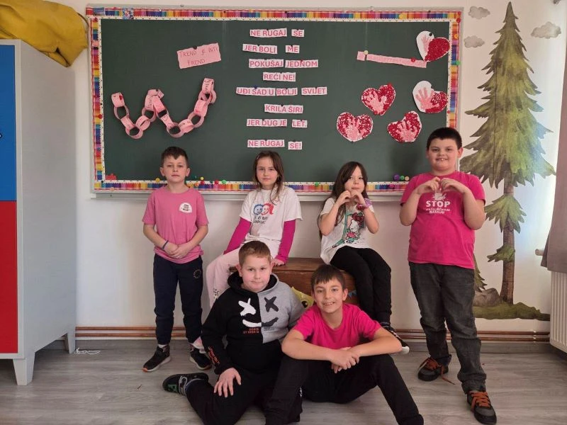 Ružičaste majice i snažne poruke protiv nasilja u čaglinskoj školi