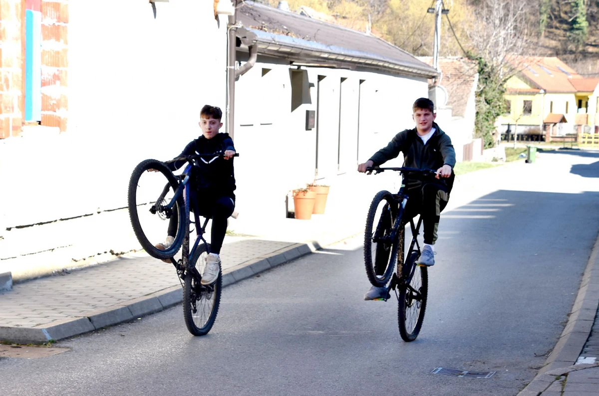 KUTJEVAČKI ASFALT KAO POZORNICA: Mladi virtuozi na jednom kotaču prkose gravitaciji