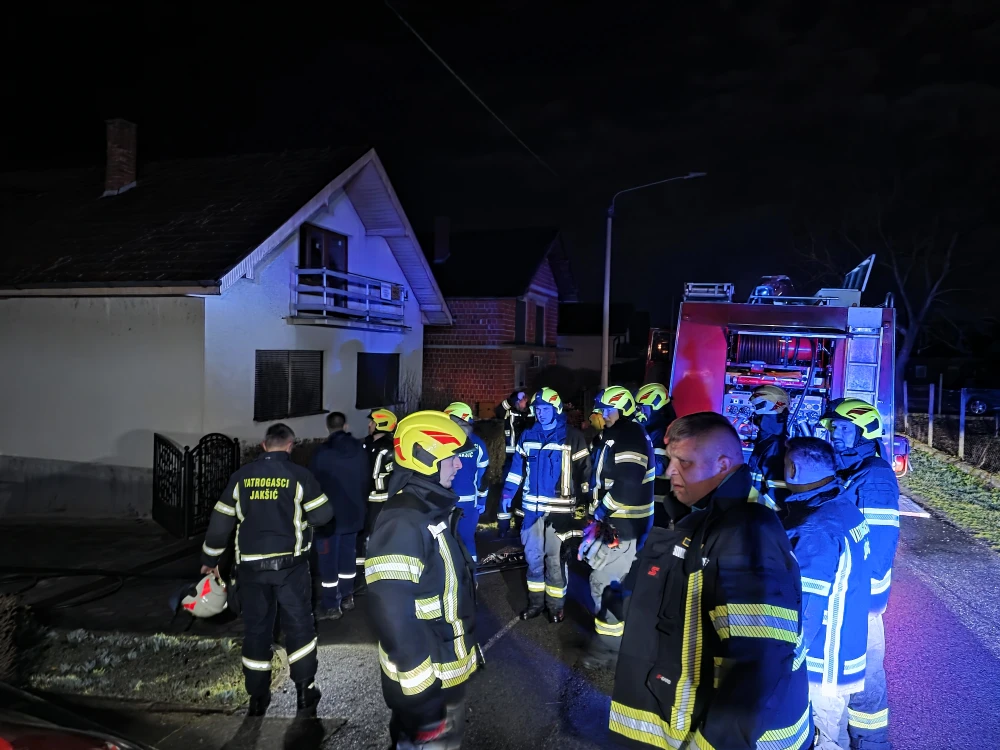Jakšički vatrogasci u noćnoj intervenciji spriječili širenje požara na obiteljske kuće