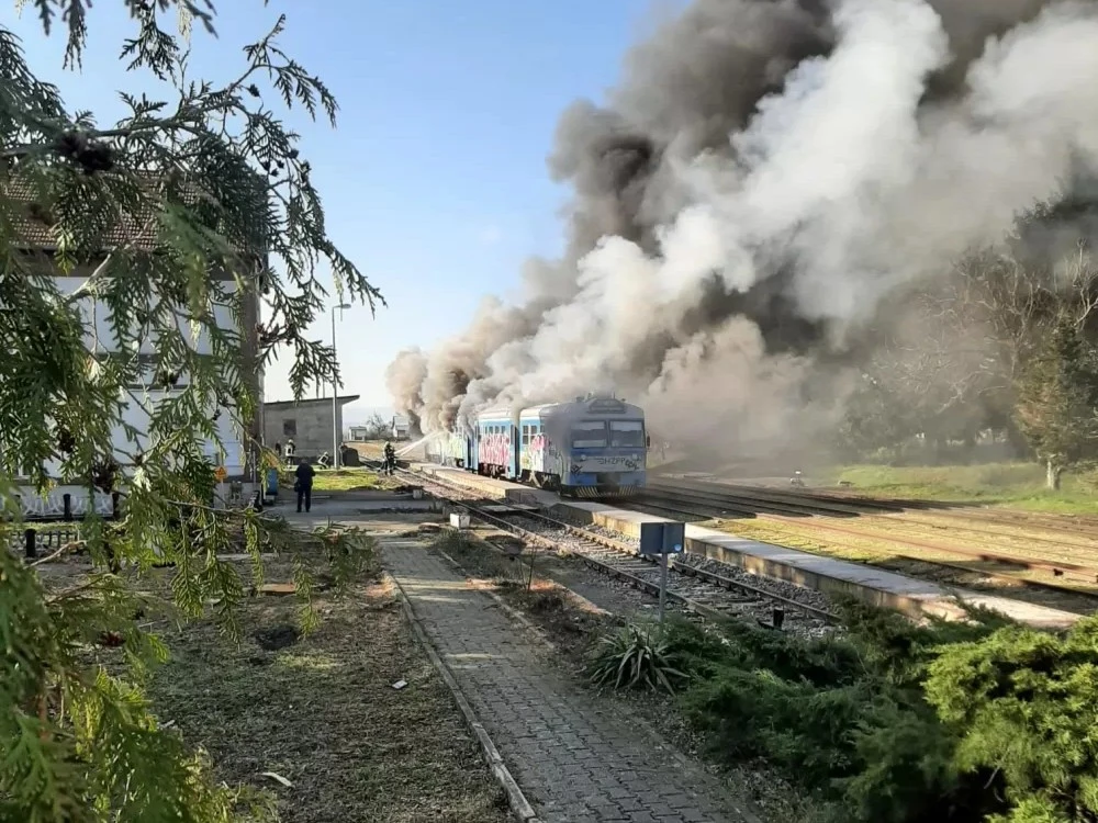 Strašni prizori u Velikoj: Vatra guta putnički vlak na željezničkoj stanici