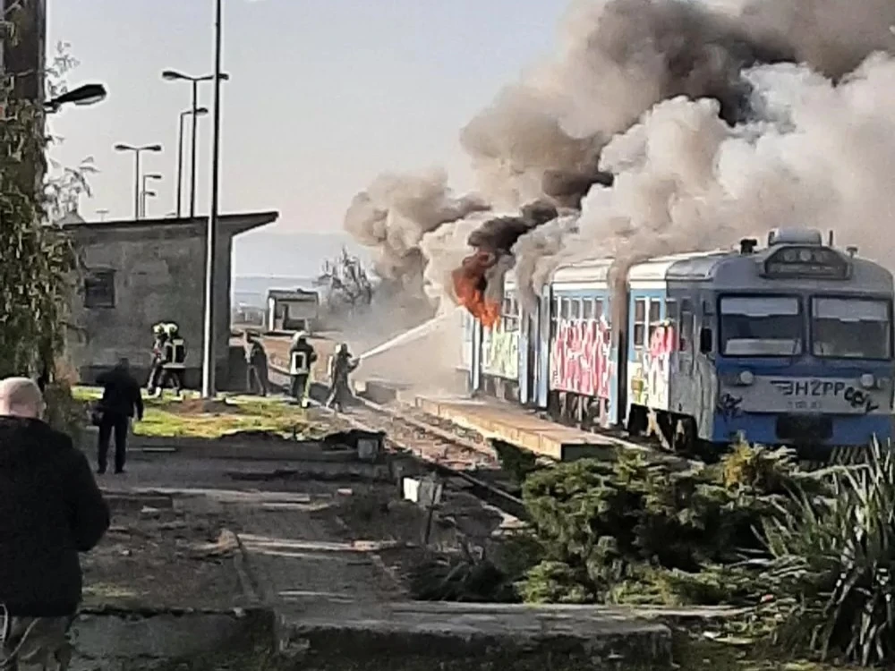 Strašni prizori u Velikoj: Vatra guta putnički vlak na željezničkoj stanici