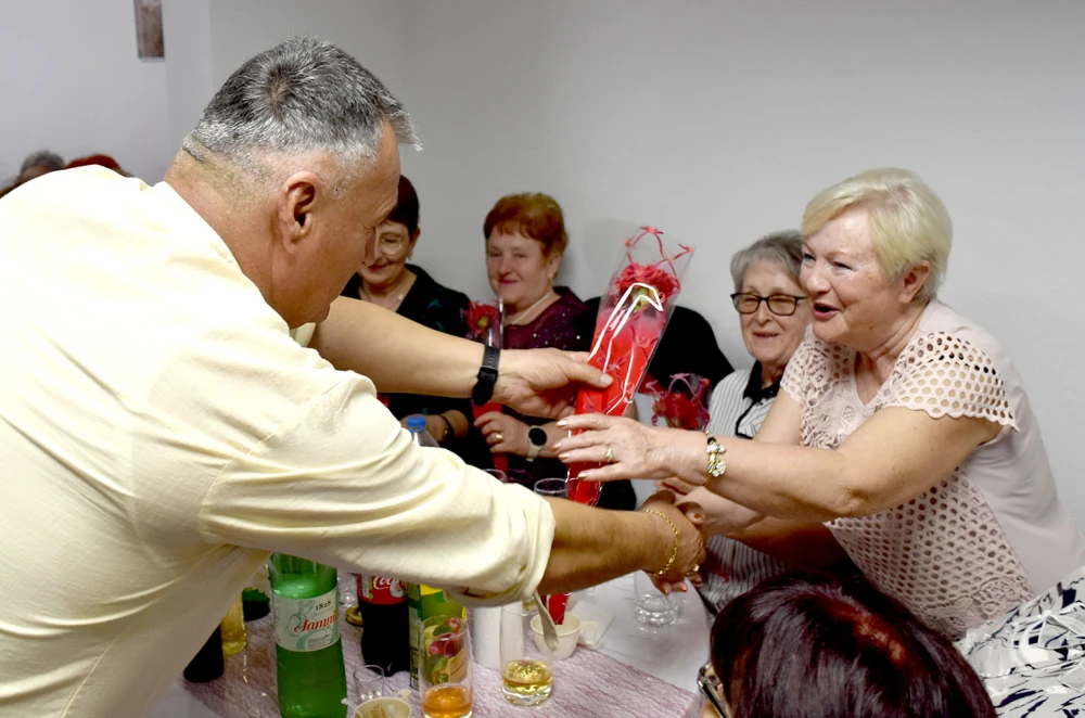 Umirovljenici Velike proslavili Dan žena: Karanfili i pjesma za članice Matice