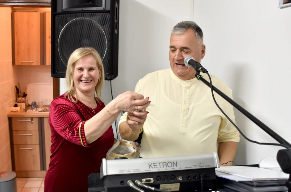 Umirovljenici Velike proslavili Dan žena: Karanfili i pjesma za članice Matice