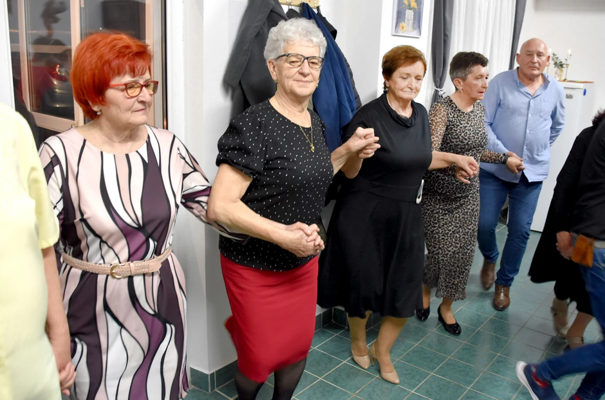 Umirovljenici Velike proslavili Dan žena: Karanfili i pjesma za članice Matice