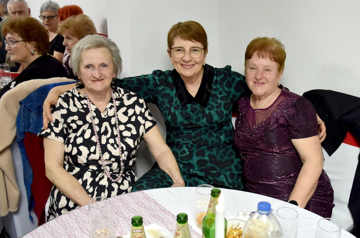 Umirovljenici Velike proslavili Dan žena: Karanfili i pjesma za članice Matice