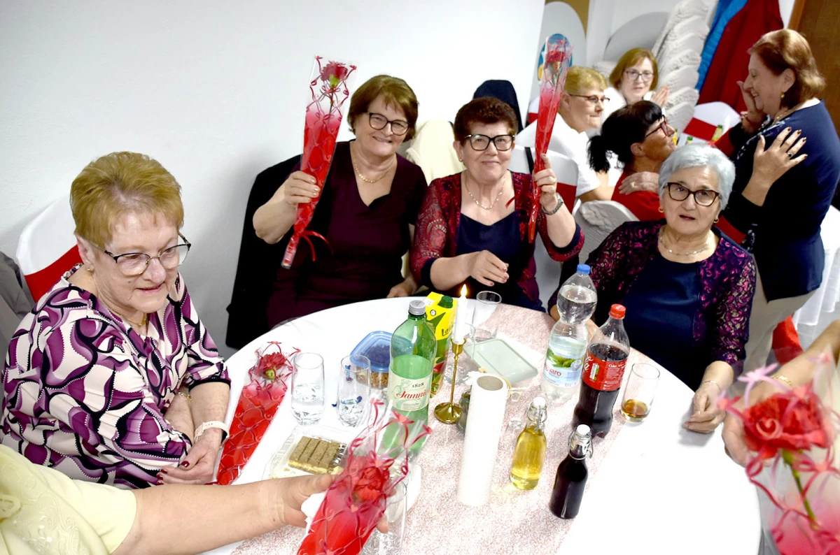 Umirovljenici Velike proslavili Dan žena: Karanfili i pjesma za članice Matice