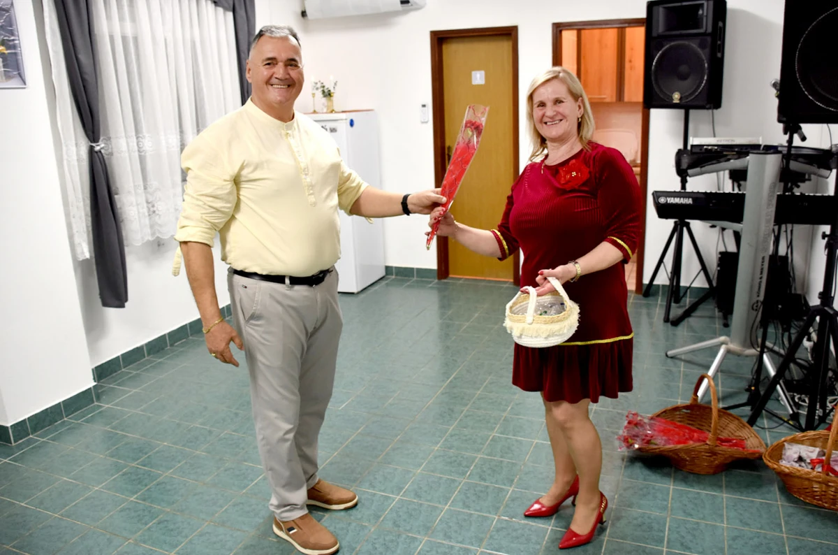 Umirovljenici Velike proslavili Dan žena: Karanfili i pjesma za članice Matice