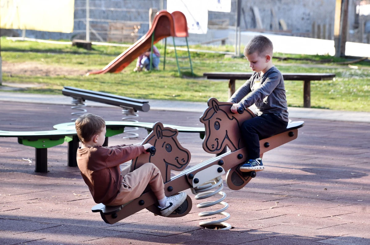 NOVO RUHO DJEČJEG IGRALIŠTA: Veselje podno Staroga grada