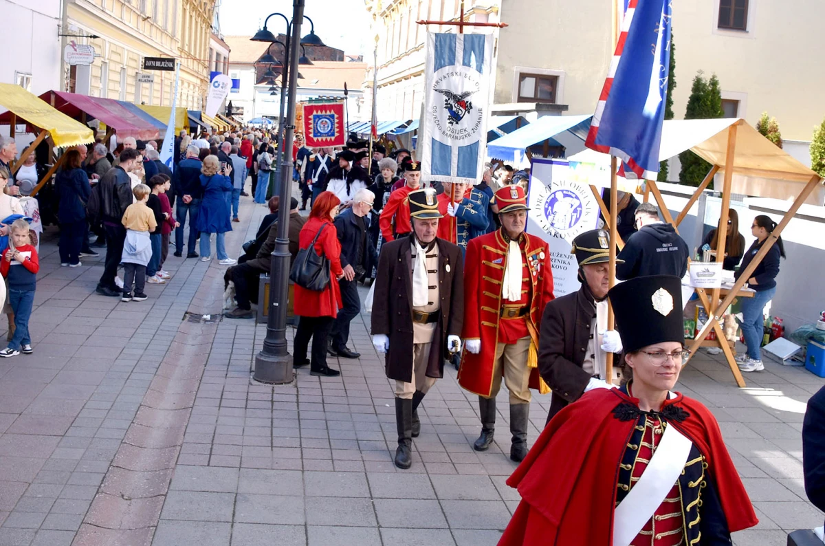 Svečani mimohod povijesnih postrojbi obogatio obilježavanje Dana grada Požege