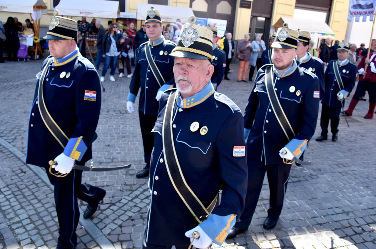 Svečani mimohod povijesnih postrojbi obogatio obilježavanje Dana grada Požege