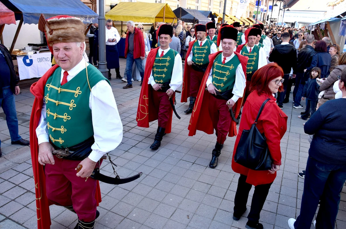 Svečani mimohod povijesnih postrojbi obogatio obilježavanje Dana grada Požege
