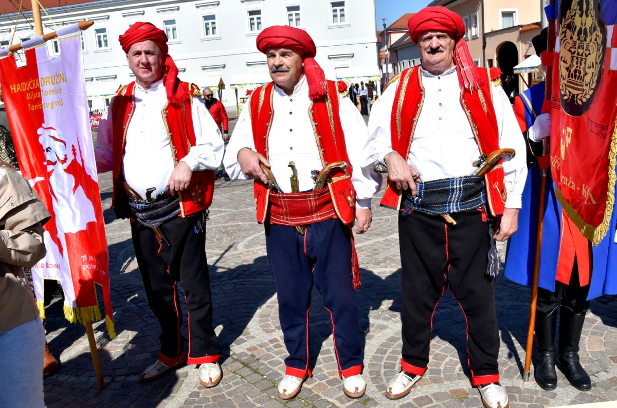 Svečani mimohod povijesnih postrojbi obogatio obilježavanje Dana grada Požege