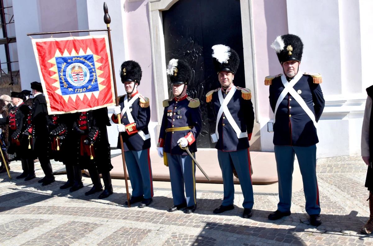 Svečani mimohod povijesnih postrojbi obogatio obilježavanje Dana grada Požege