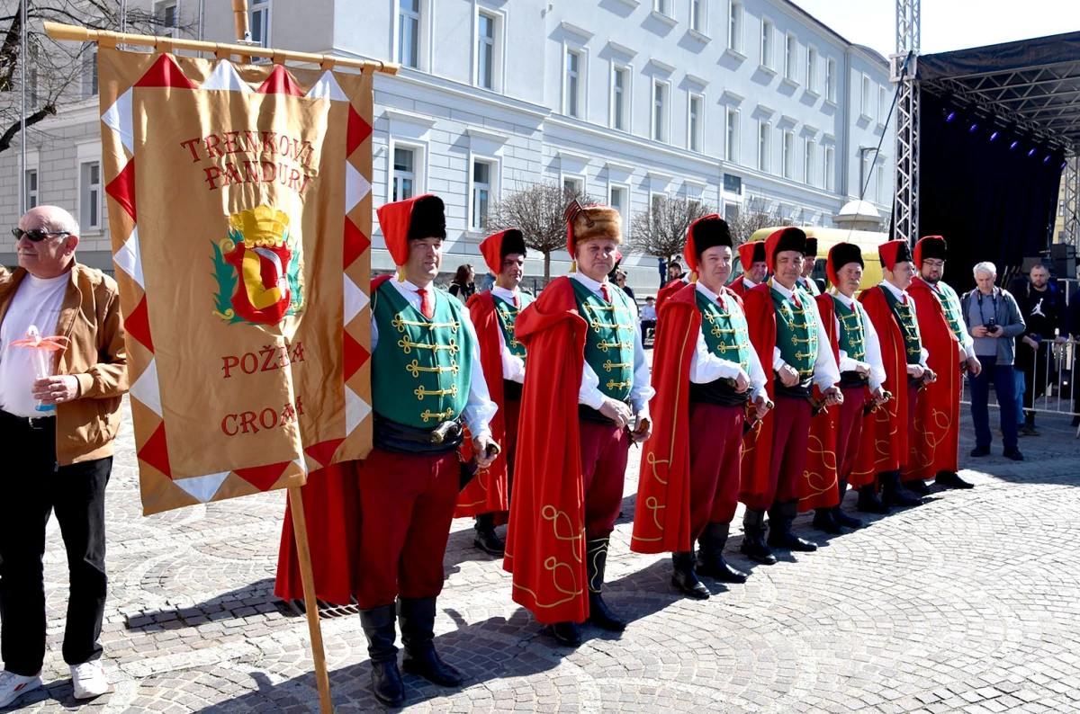 Svečani mimohod povijesnih postrojbi obogatio obilježavanje Dana grada Požege