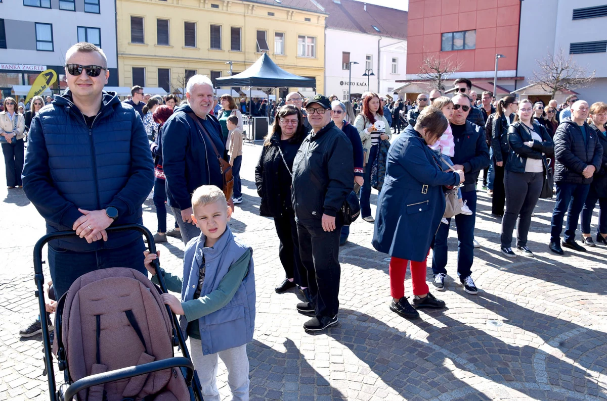 Svečani mimohod povijesnih postrojbi obogatio obilježavanje Dana grada Požege