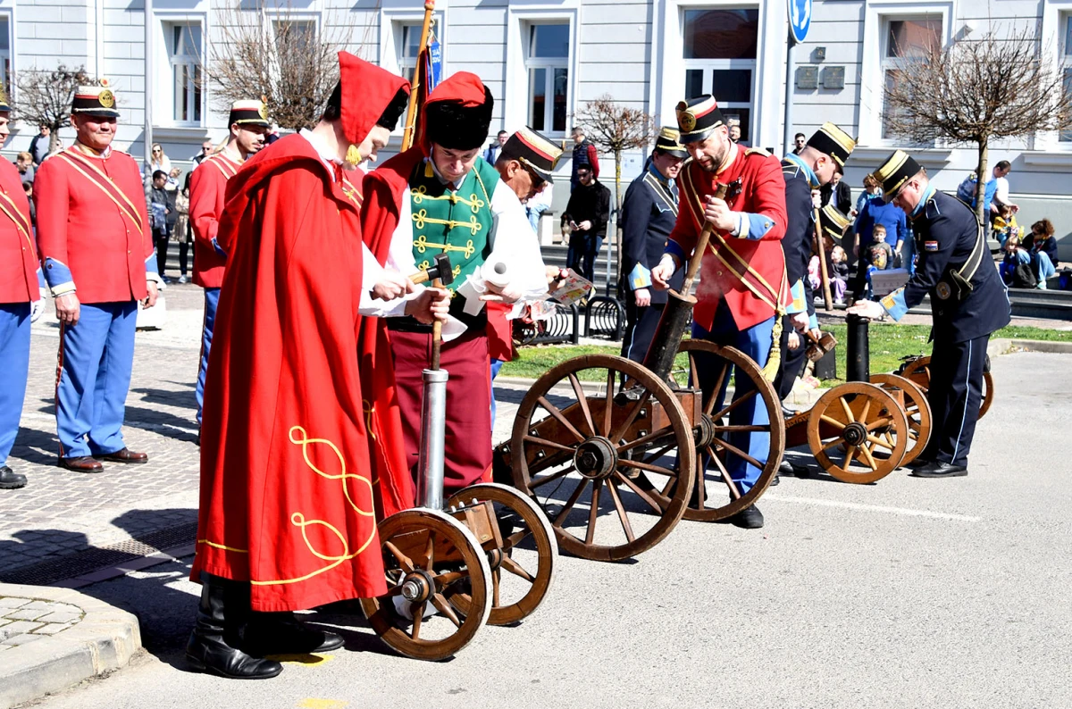 Svečani mimohod povijesnih postrojbi obogatio obilježavanje Dana grada Požege