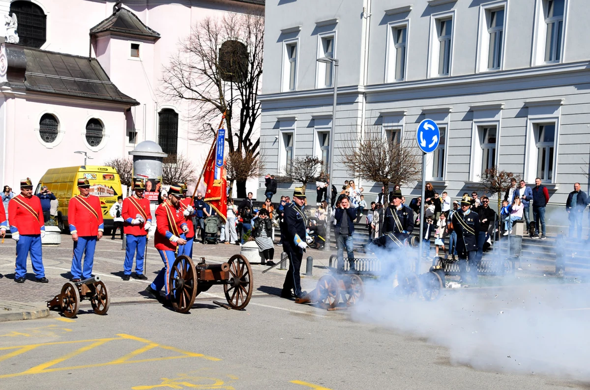 Svečani mimohod povijesnih postrojbi obogatio obilježavanje Dana grada Požege
