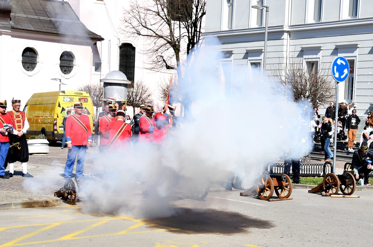 Svečani mimohod povijesnih postrojbi obogatio obilježavanje Dana grada Požege