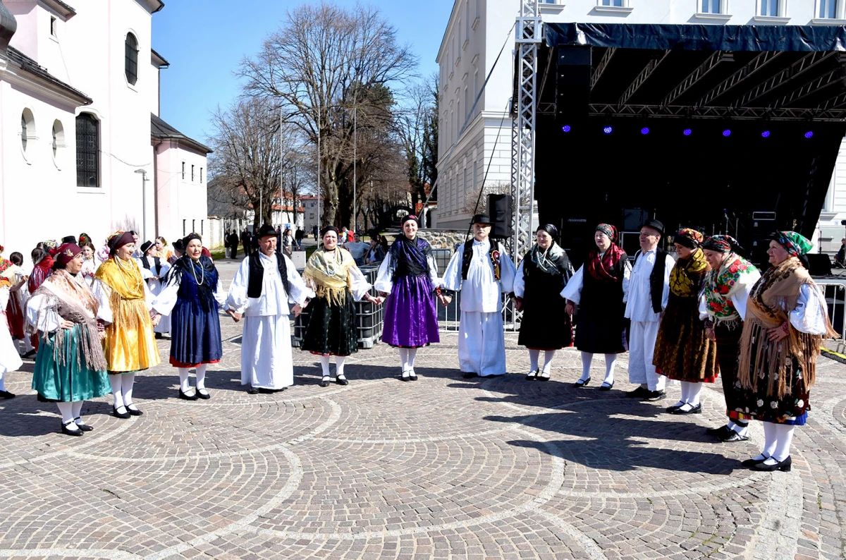 Svečani mimohod povijesnih postrojbi obogatio obilježavanje Dana grada Požege
