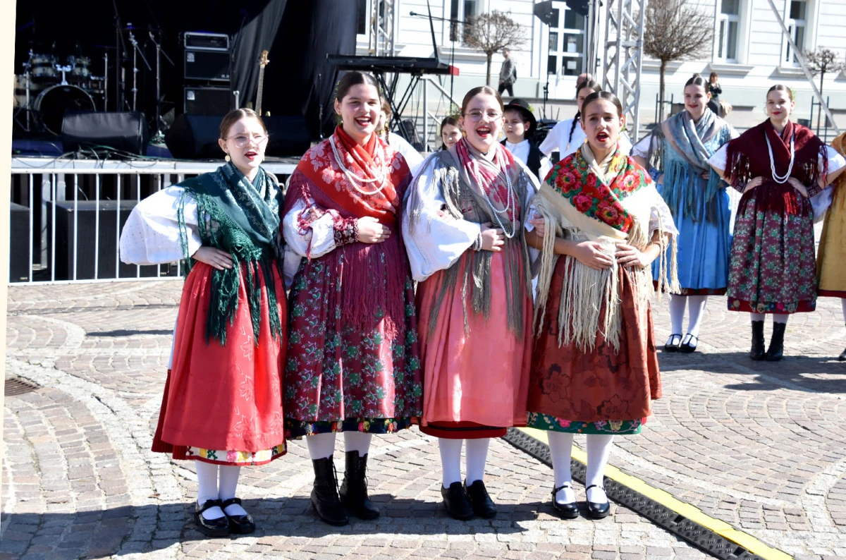Svečani mimohod povijesnih postrojbi obogatio obilježavanje Dana grada Požege
