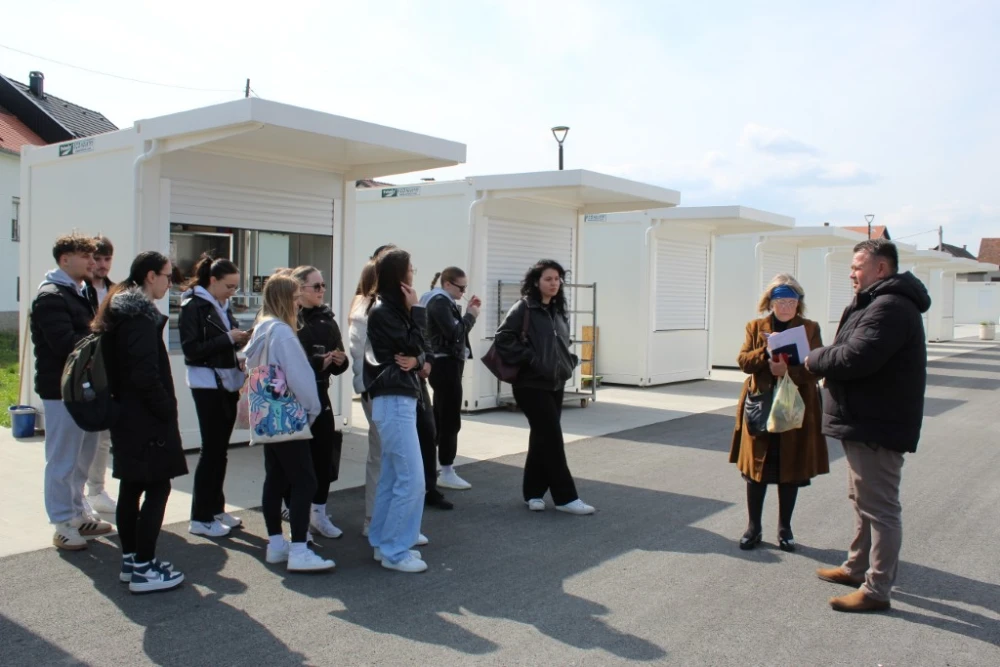 Studenti obišli požešku tržnicu: ’Boje, oblici, mirisi i okusi ljude privlače na tržnicu’