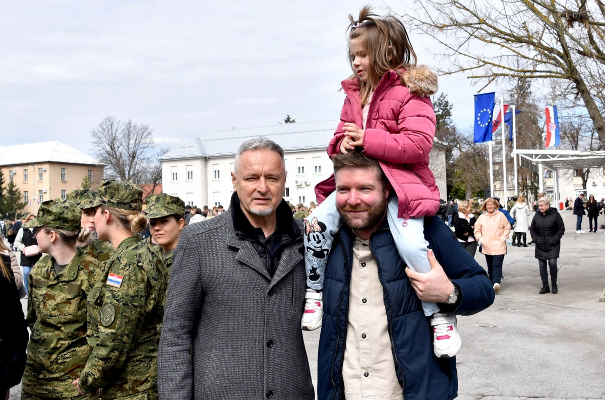 Thompson ukrao pažnju na prisezi: Ponosni otac u prvom planu!
