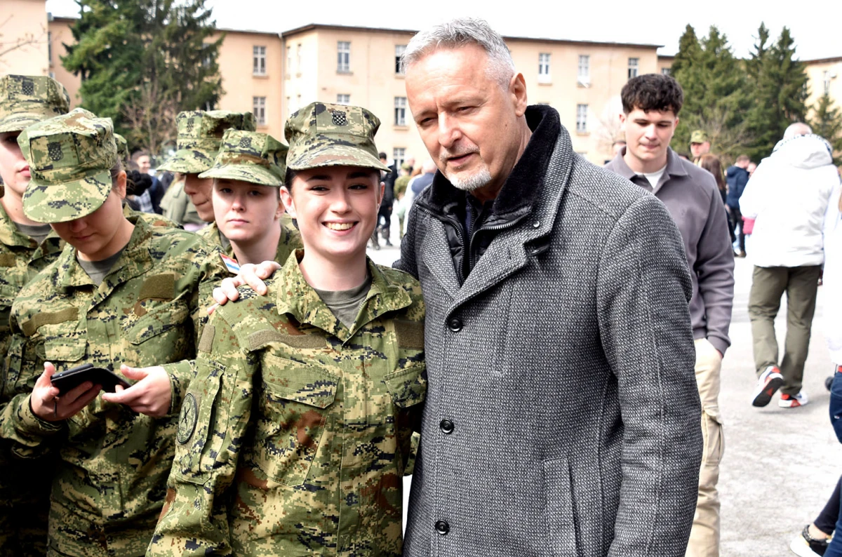 Thompson ukrao pažnju na prisezi: Ponosni otac u prvom planu!