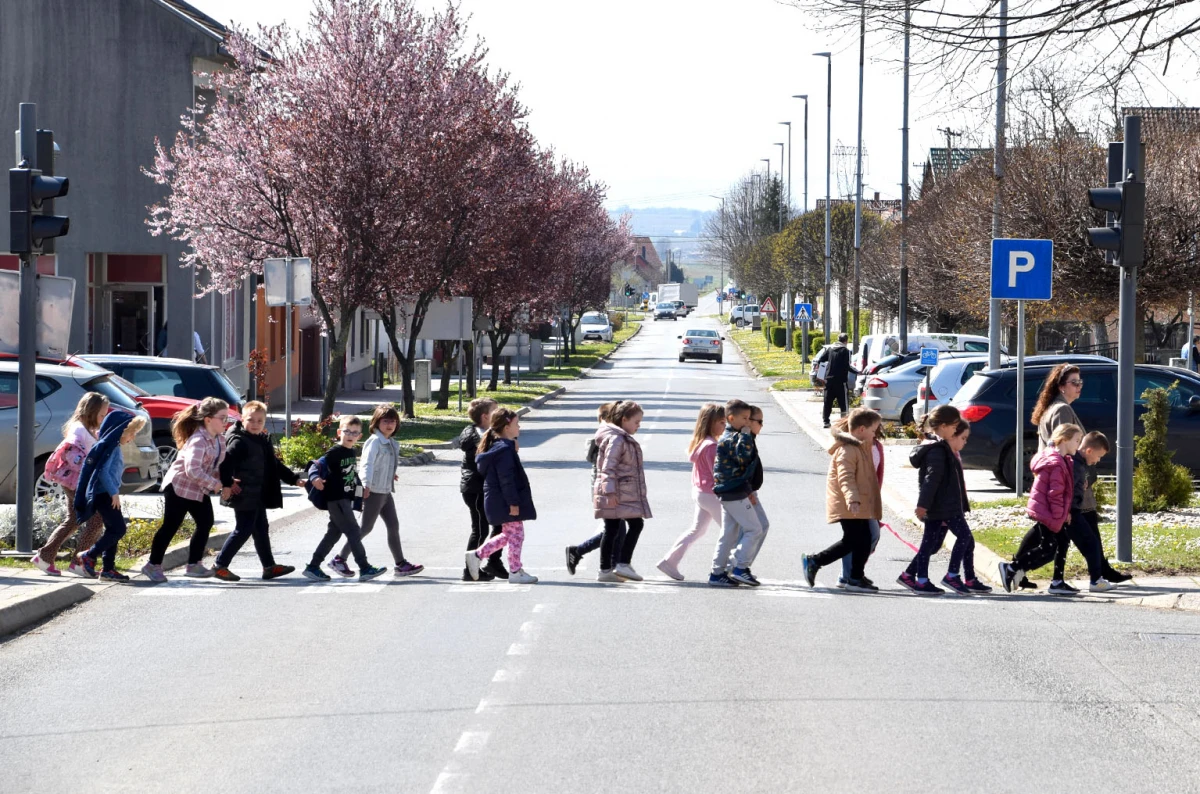 Mališani iz „Grozdića“ iskoristili proljetni dan: Osmijesi na kutjevačkim ulicama