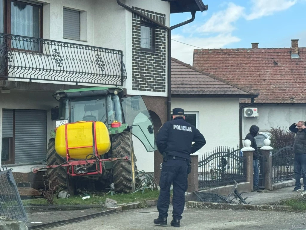 Traktor se zabio u kuću, završio gotovo u dnevnom boravku