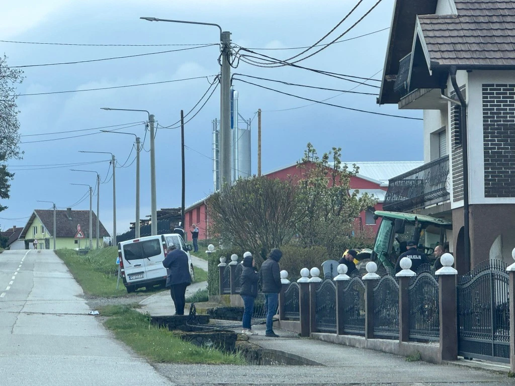 Traktor se zabio u kuću, završio gotovo u dnevnom boravku
