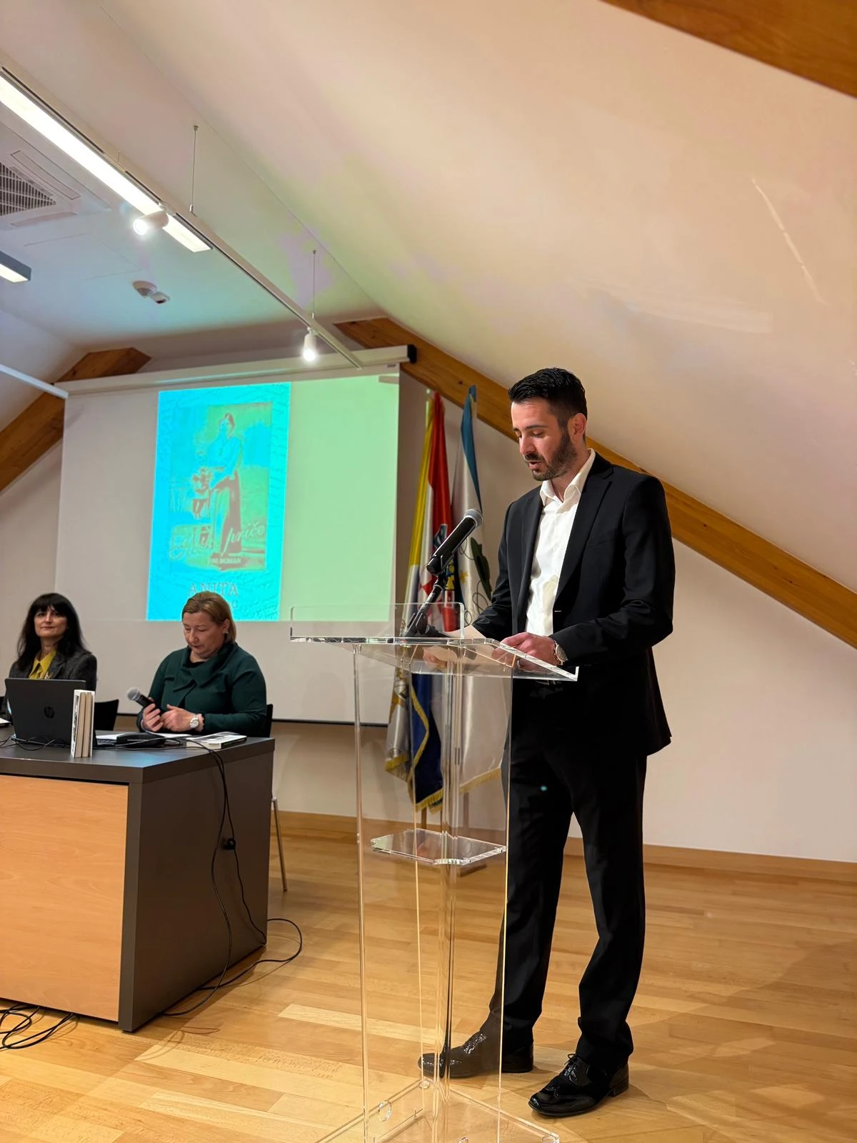 Emotivna večer u Požegi: „Ilićke priče“ oduševile publiku