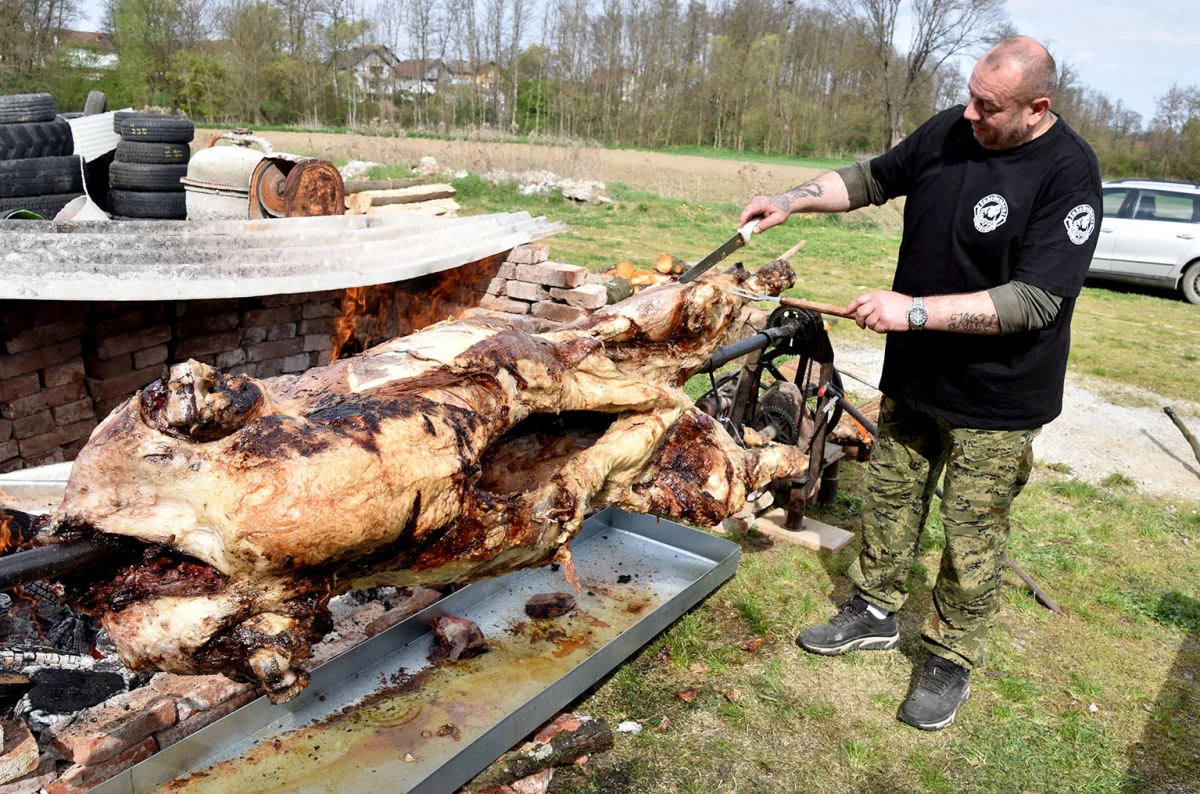 MIRIS DELICIJA ŠIRI SE EMINOVCIMA: Gastronomski spektakl uz vola na ražnju u čast 20 godina MK Independente