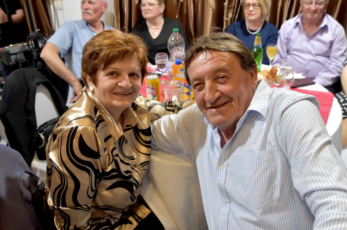 RASPLESANA SUBOTA U POŽEGI: Uz grupu Gold zabava u dvorani Luki potrajala do sitnih sati