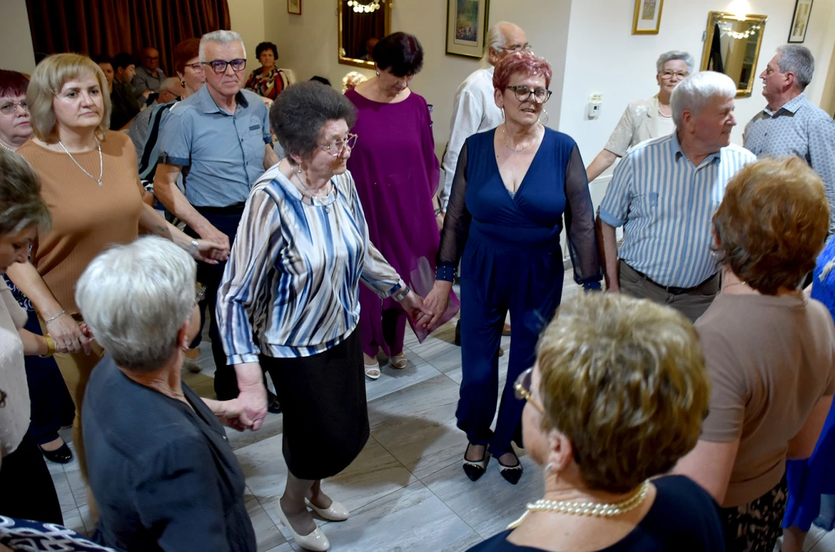 RASPLESANA SUBOTA U POŽEGI: Uz grupu Gold zabava u dvorani Luki potrajala do sitnih sati