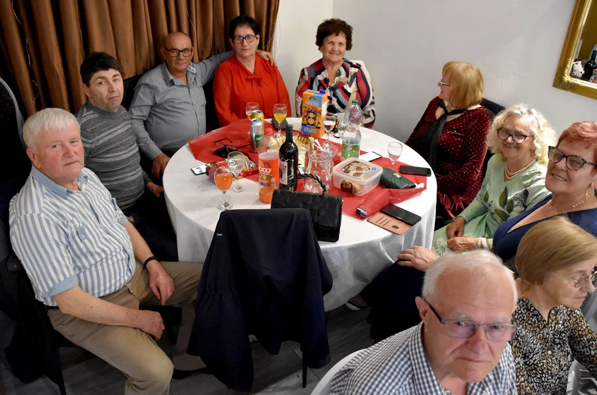 RASPLESANA SUBOTA U POŽEGI: Uz grupu Gold zabava u dvorani Luki potrajala do sitnih sati