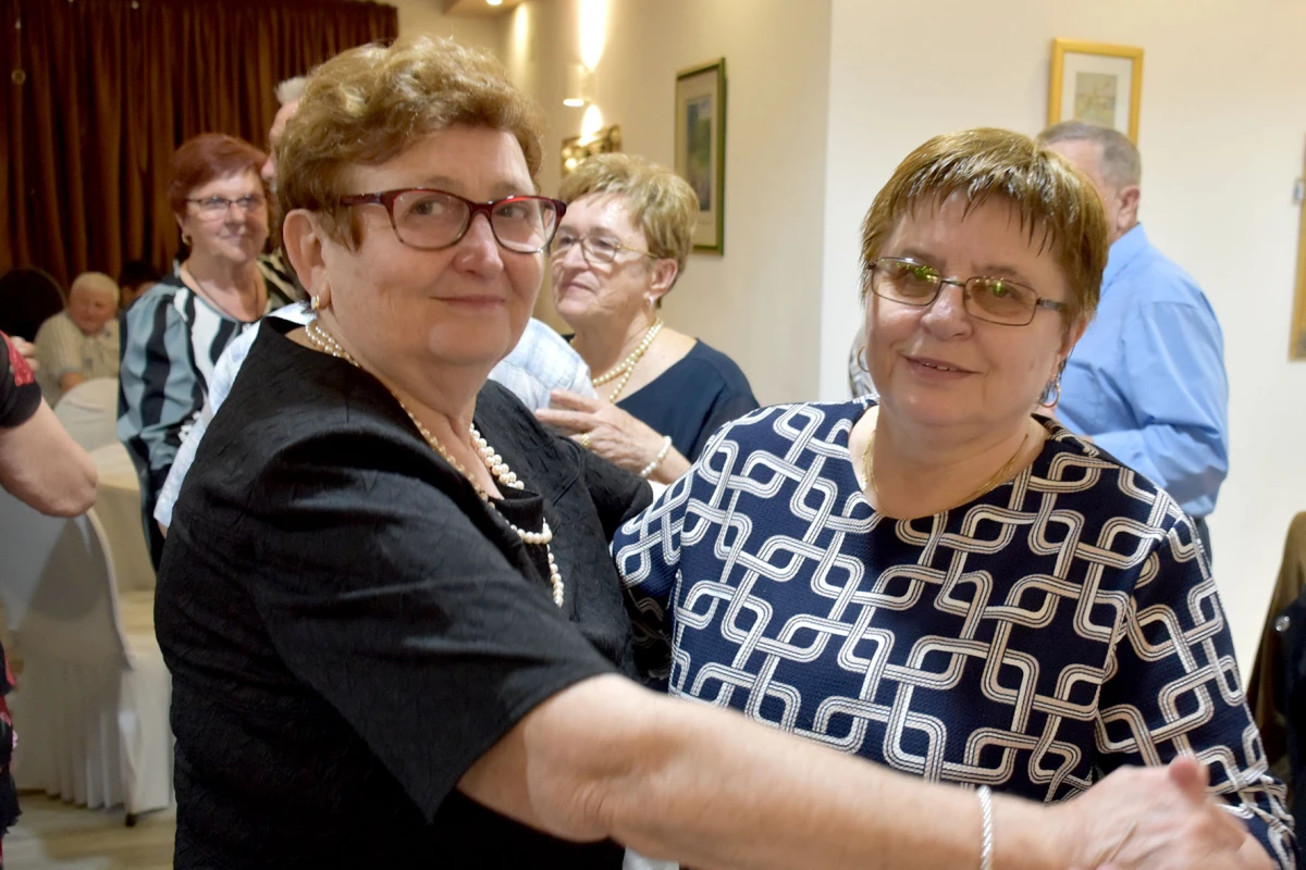 RASPLESANA SUBOTA U POŽEGI: Uz grupu Gold zabava u dvorani Luki potrajala do sitnih sati