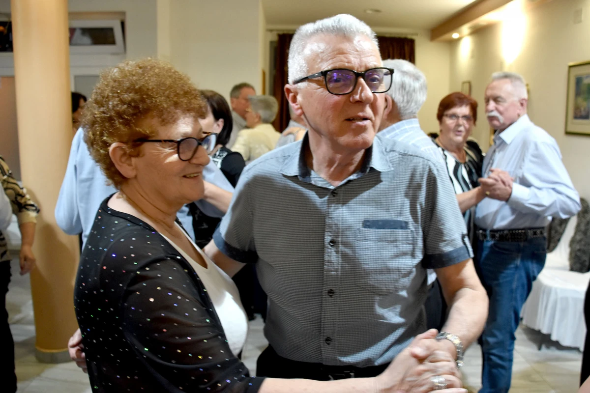 RASPLESANA SUBOTA U POŽEGI: Uz grupu Gold zabava u dvorani Luki potrajala do sitnih sati