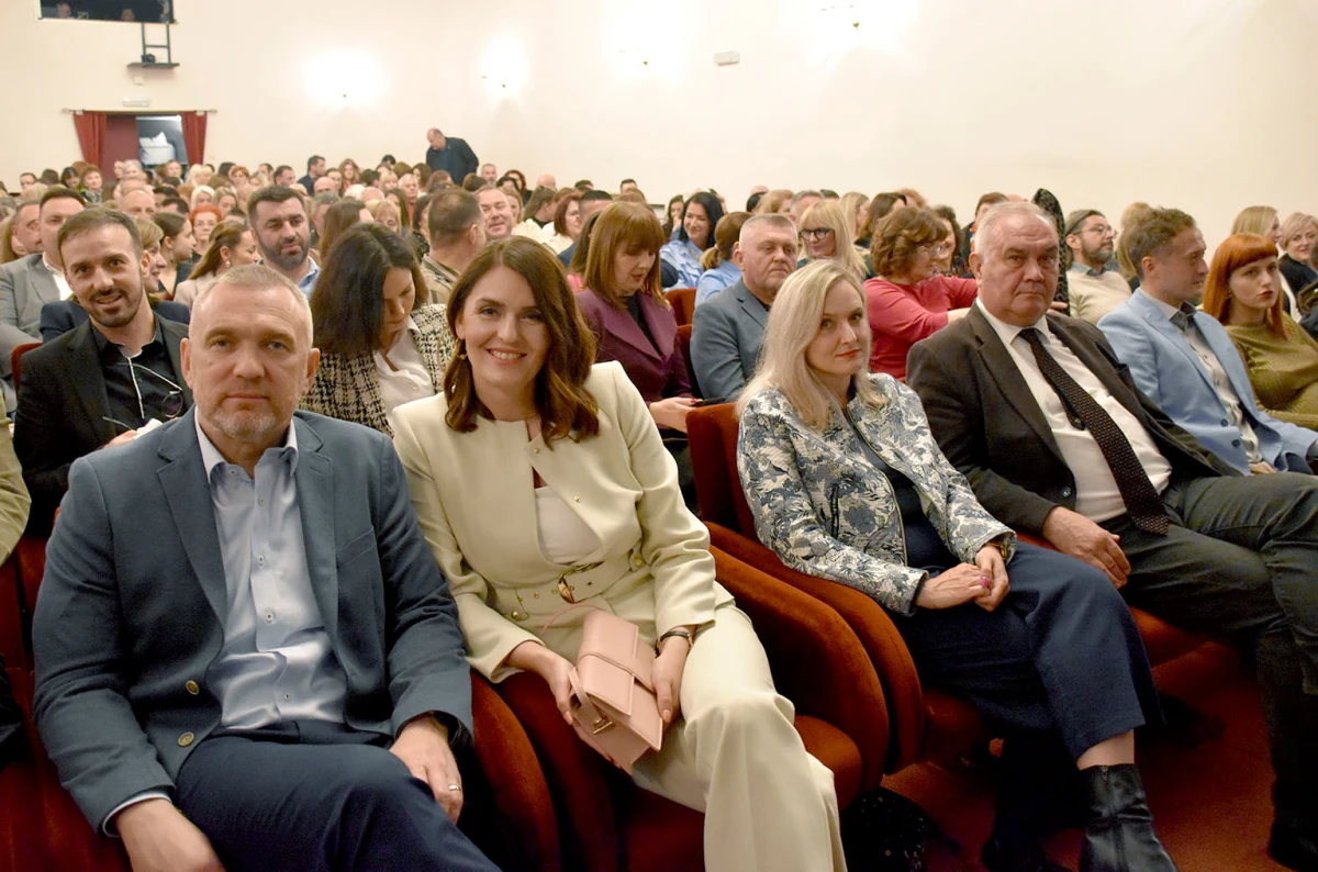 Hit komedija „Pidžama za šestero“ oduševila publiku u Požegi