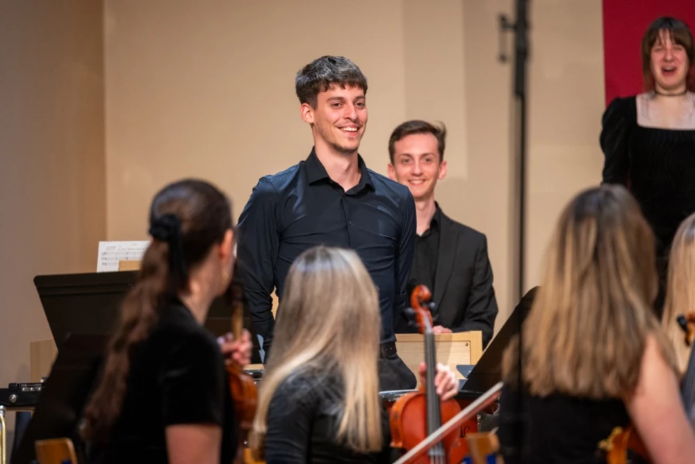 Glazbena večer u Požegi: Studenti Muzičke akademije i maestro Tarbuk oduševili izvedbom Mozarta