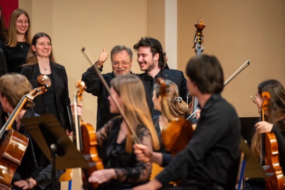 Glazbena večer u Požegi: Studenti Muzičke akademije i maestro Tarbuk oduševili izvedbom Mozarta