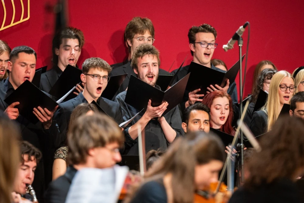 Glazbena večer u Požegi: Studenti Muzičke akademije i maestro Tarbuk oduševili izvedbom Mozarta