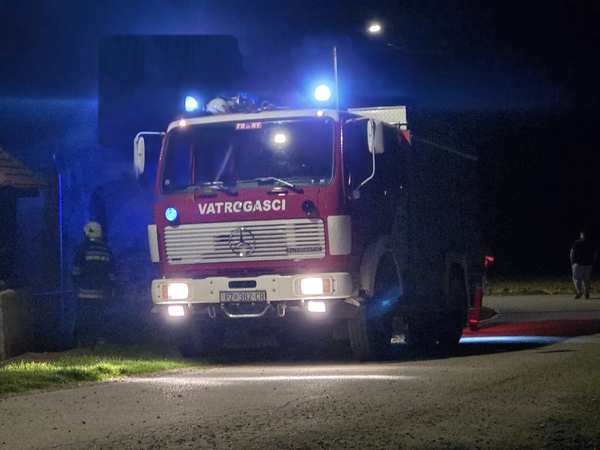 Noćni požar u Kuzmici: Vatra zahvatila unutrašnjost dvorca