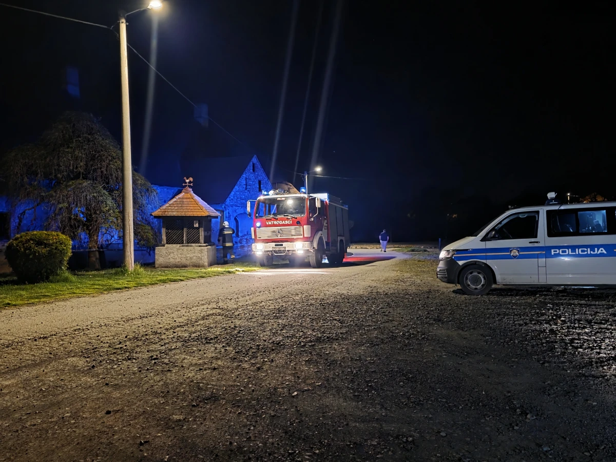 Noćni požar u Kuzmici: Vatra zahvatila unutrašnjost dvorca