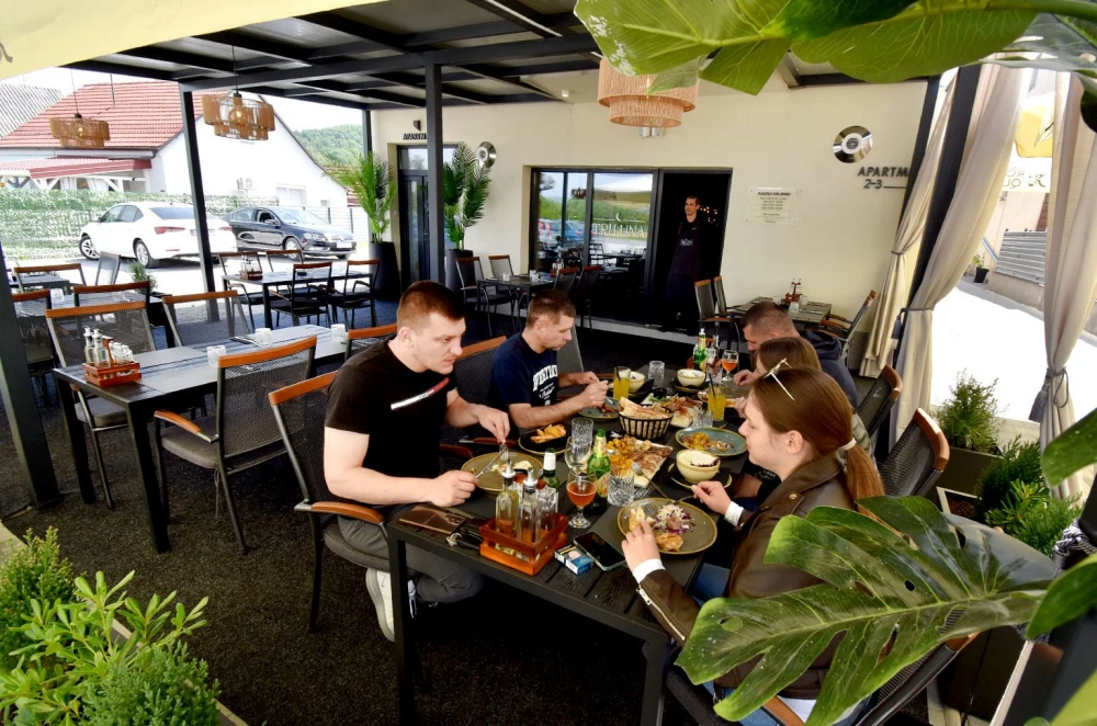 Otvorena terasa koja mijenja jutra u Požegi: Kava, brunch i slavonski doručak